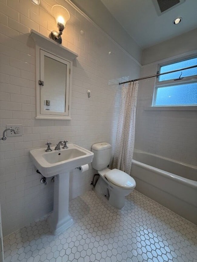 Building Photo - BRIGHT 2-BEDROOM TOWNHOME FOR RENT IN CHERRY HILL!