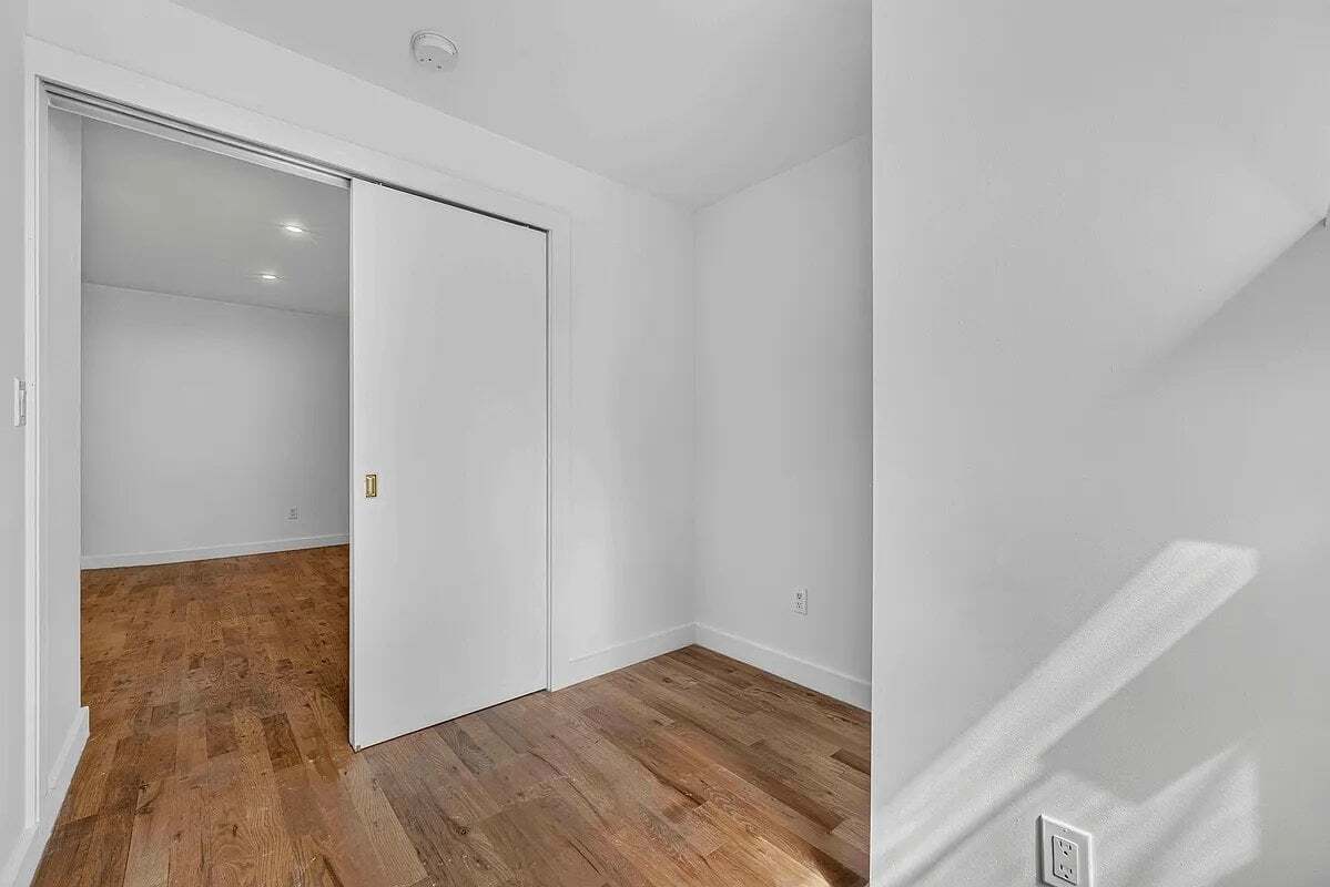 Building Photo - 406 W 39th St