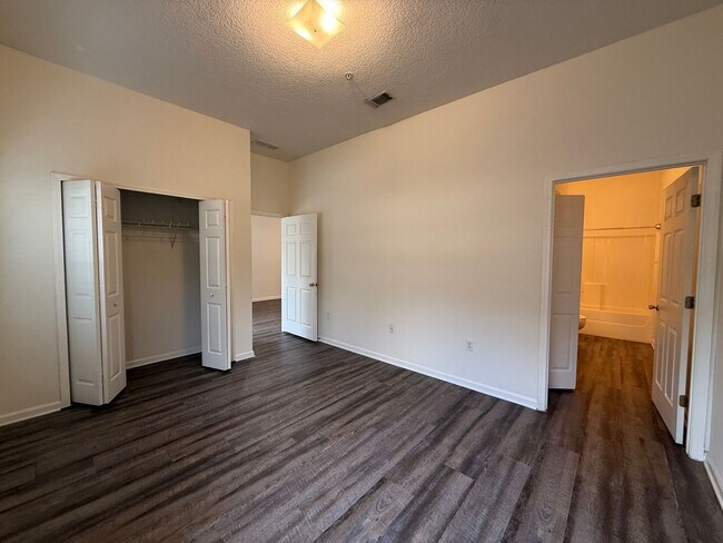 Building Photo - Lovely 2/2 in Villa Beauclerc