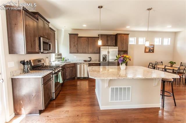 Kitchen Cabinets - 6236 John Muir Trl