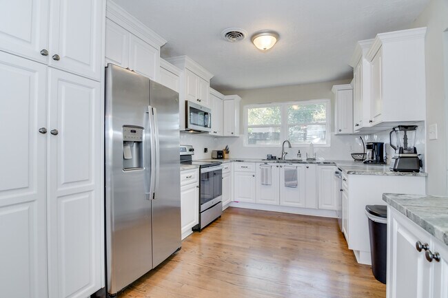 Building Photo - 2426 Brentwood Pl