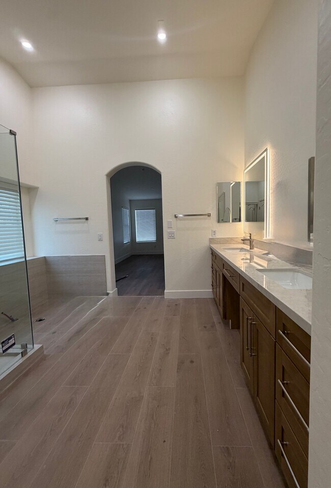 Building Photo - 2741 E Quiet Hollow Ln