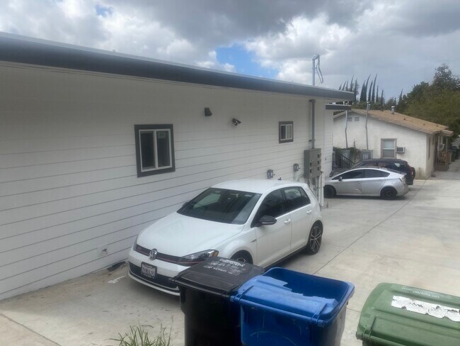 Outside and parking - 3110 Carlyle St
