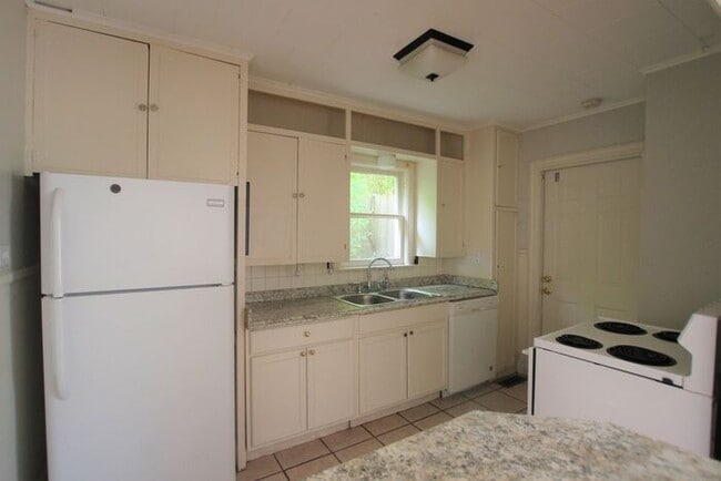 Building Photo - Tour Today! 2 Bedroom 1 Bath Downstairs Ap...