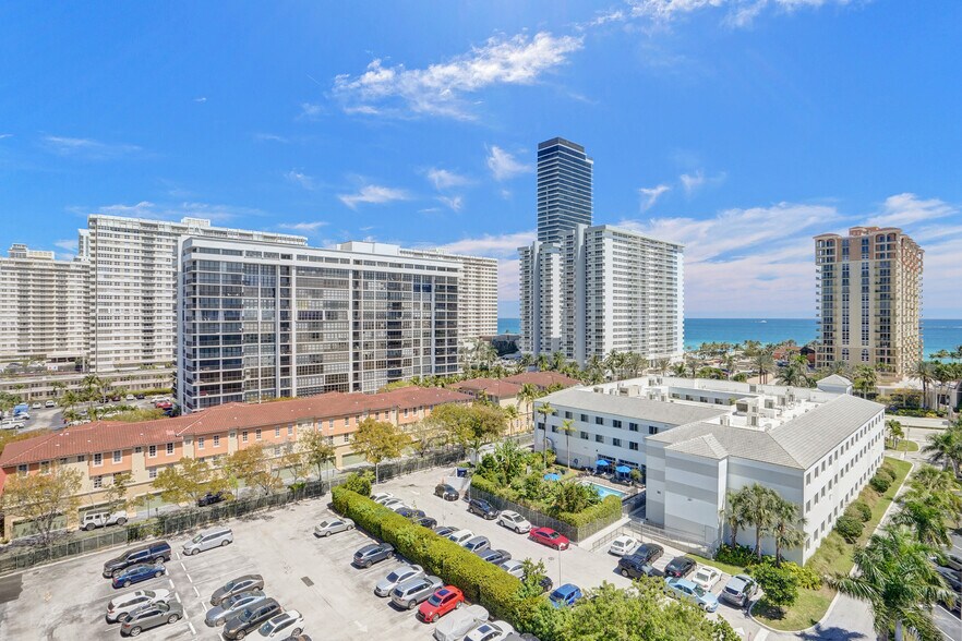 Building Photo - 3113 S Ocean Dr