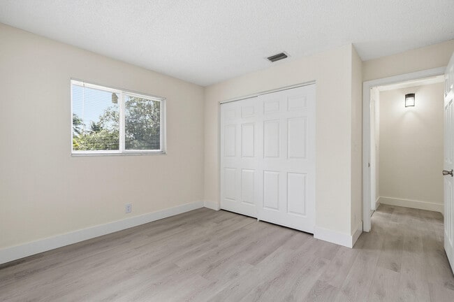 Building Photo - 622 SW 7th Ave