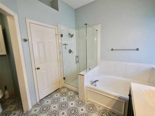 Building Photo - 4502 Highlands Dr