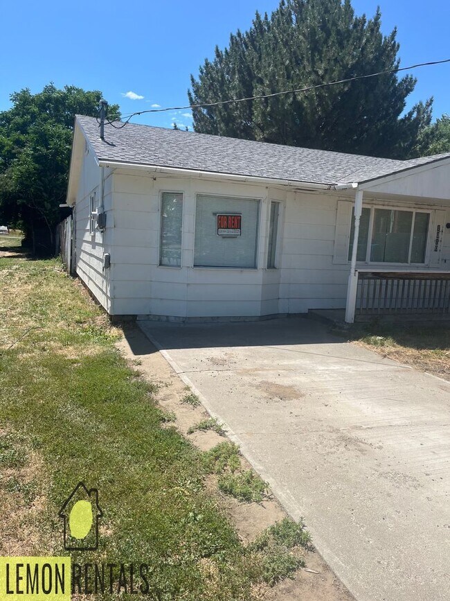 Building Photo - 3 bedroom house in Oroville $950.00 per month