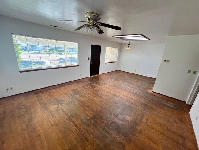 Building Photo - 215 S D St