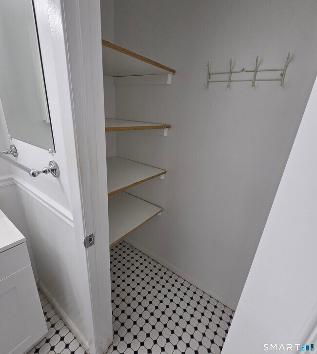 Building Photo - 7 Padanaram Rd