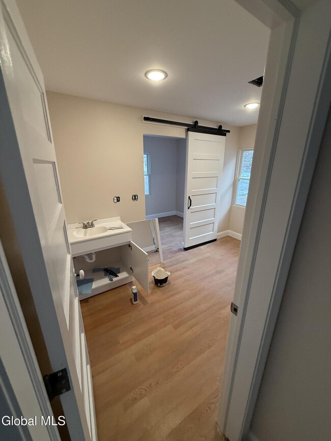 Building Photo - 253 6th Ave