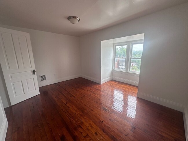 Building Photo - Spacious 5 Bedroom with Off Street Parking