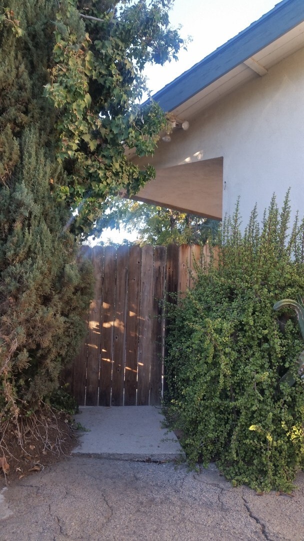 Building Photo - Spacious Duplex in South Redlands with Pool Access