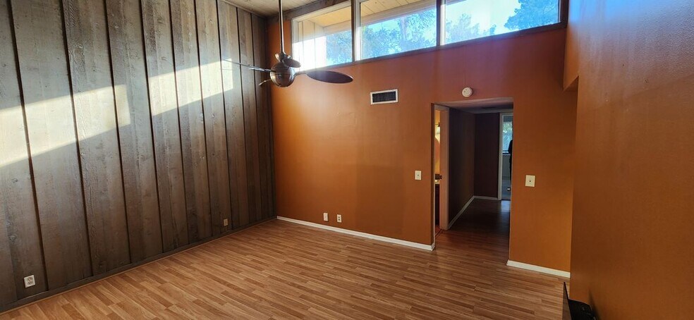 Building Photo - 223 Crown Oaks Way