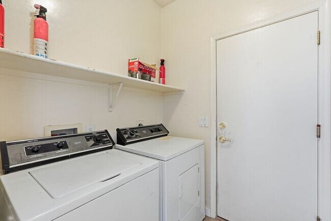 Building Photo - 4 Bed 2 Bath House with a pool!