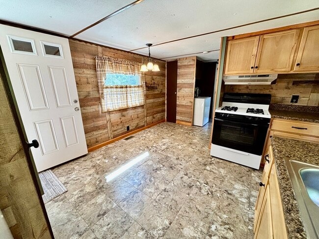 Building Photo - 27 Lynnbrook Ave