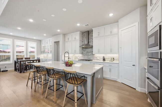 Building Photo - Luxury 5 bed 7 bath two story in Rockwall with grand double doors, soaring 19 foot ceilings, chef...