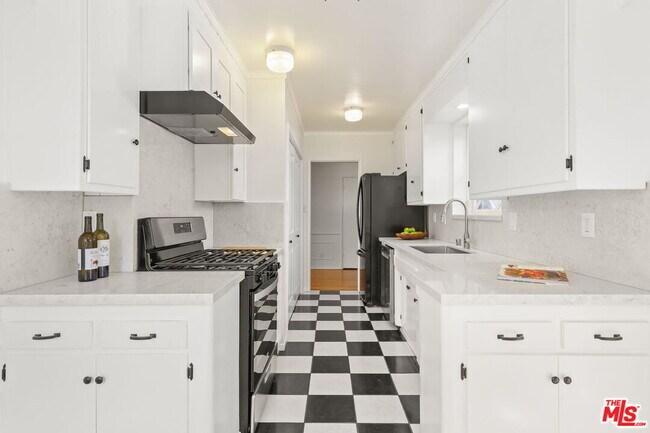 Building Photo - 5733 Radford Ave