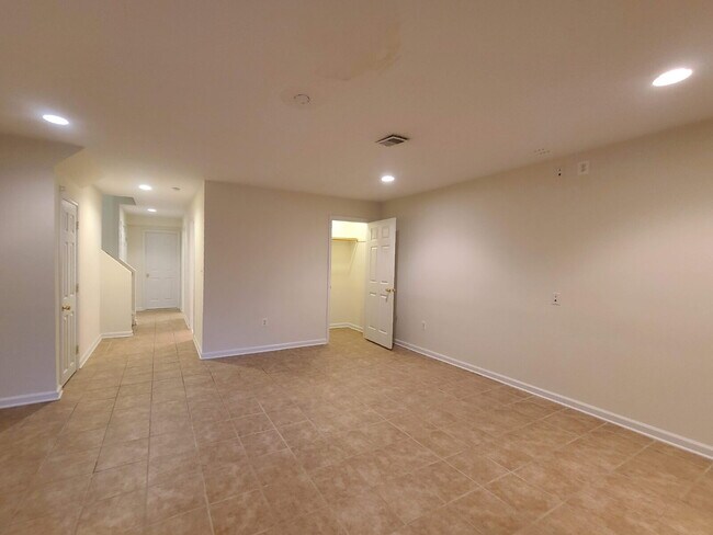 Building Photo - 210 Hillside Ct