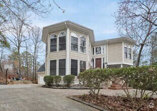 Building Photo - Spacious & Serene 5+ Bedroom Home in Sough...