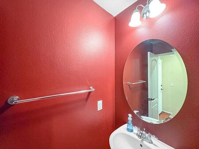 Building Photo - Beautiful 3B/2.5BA Townhome w/ Washer/Drye...