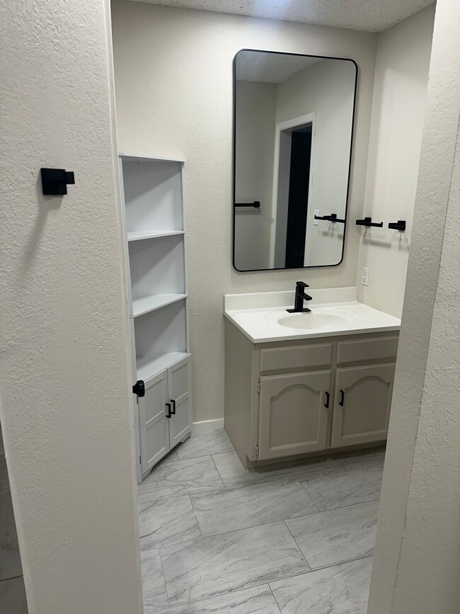 Building Photo - 8608 Brookridge Dr