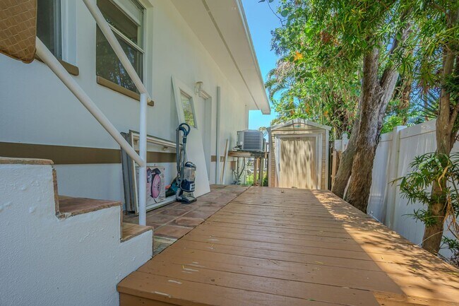 Building Photo - 2114 S Venus St