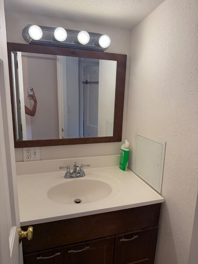 Building Photo - Beautiful and cozy 3 Bedroom 1 Bathroom Ho...