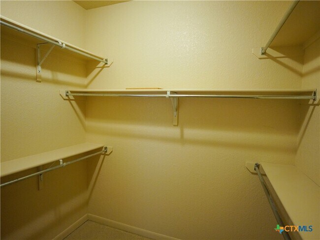 Building Photo - 1651 Hanz Dr