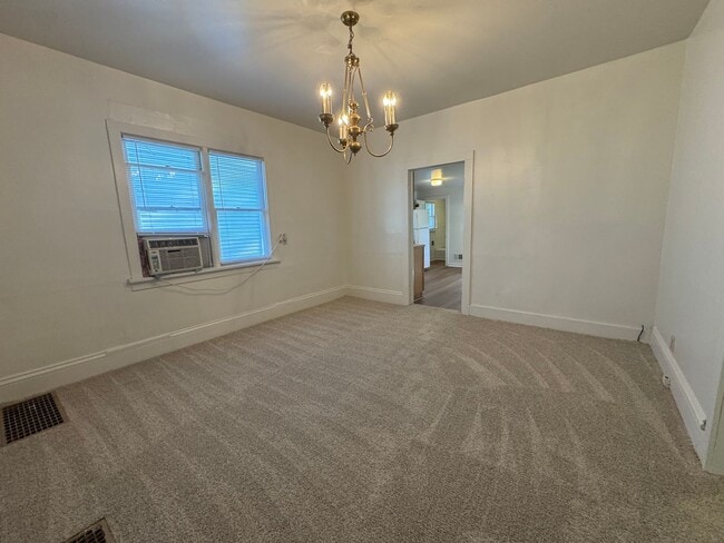 Building Photo - Charming Updated 2 Bedroom Home with New F...