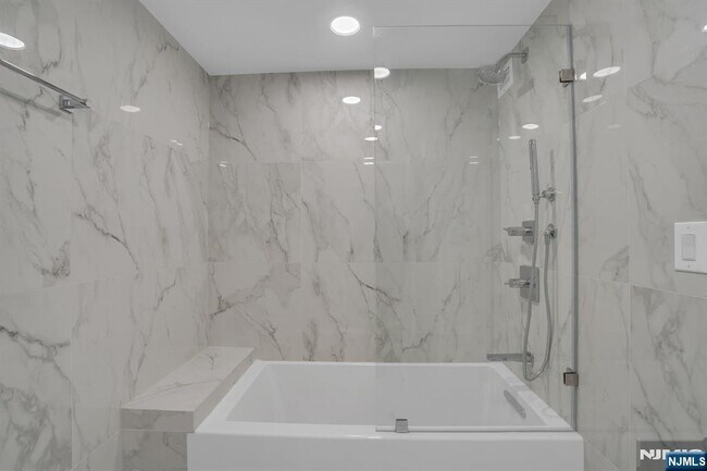 Building Photo - 1055 River 809