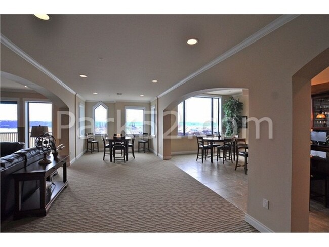 Building Photo - 1 Bed 1.5 Bath Theater District Condo + Am...