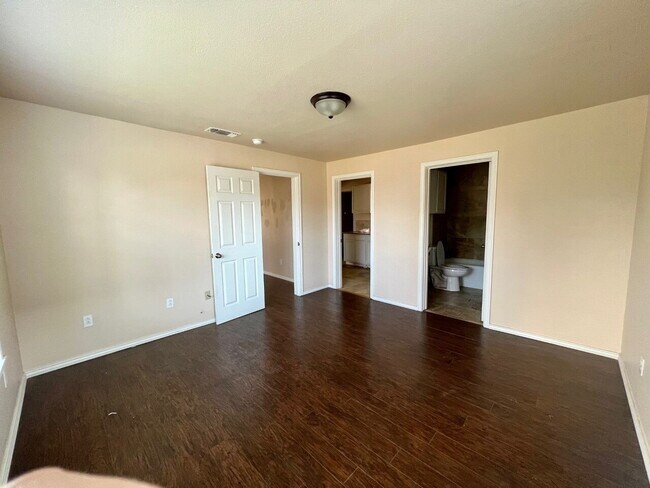 Building Photo - Beautiful Remodel Close to TTU