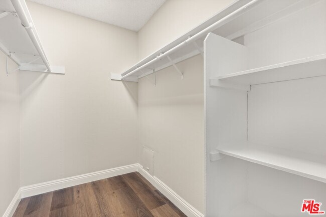 Building Photo - 257 S Manhattan Pl
