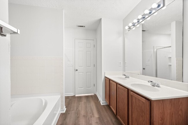Building Photo - Stunning 3BR/2.5BA Updated Townhome in Pri...