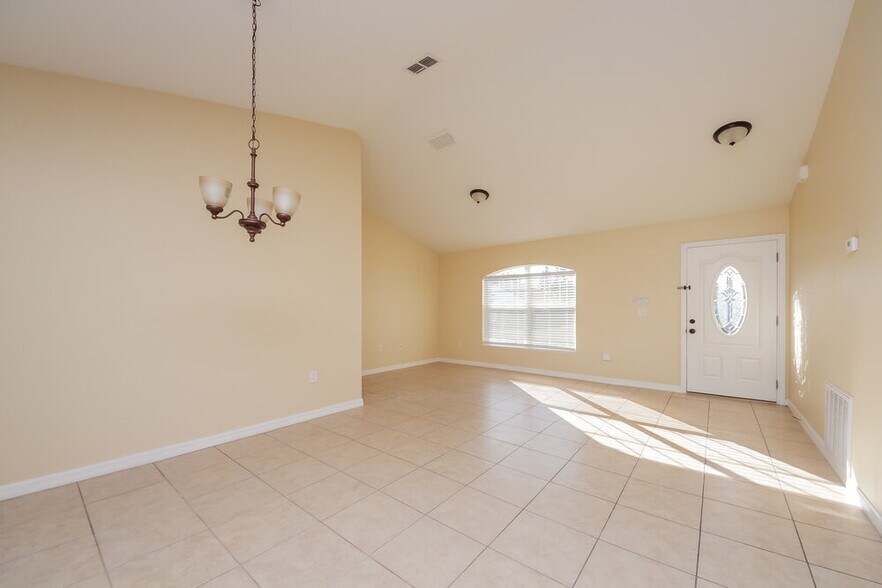 Building Photo - 905 Derbyshire Dr