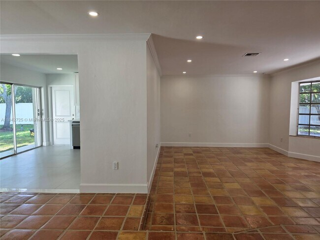 Building Photo - 13920 Kendale Lakes Blvd