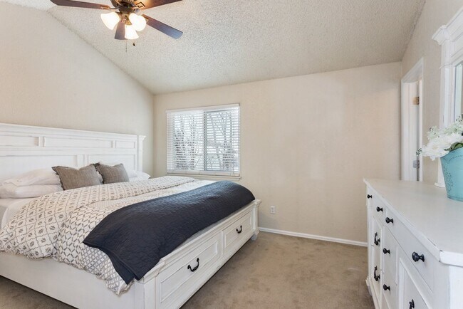 Building Photo - 4 BED 3 BATH HOME IN FOX HILL!