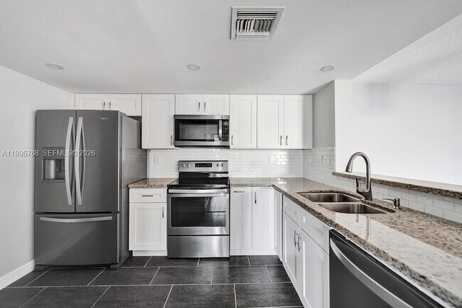 Building Photo - 520 SE 5 Ave