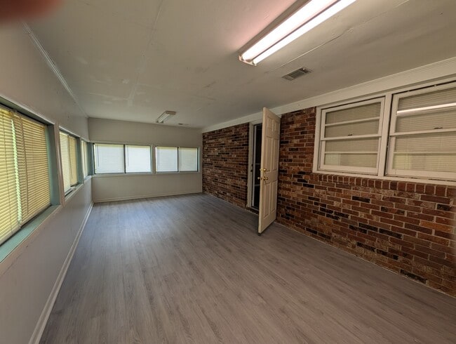 Building Photo - 701 Waters Dr