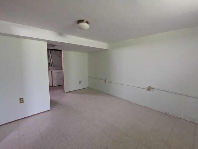 Basement bonus room - 18407 Lennane