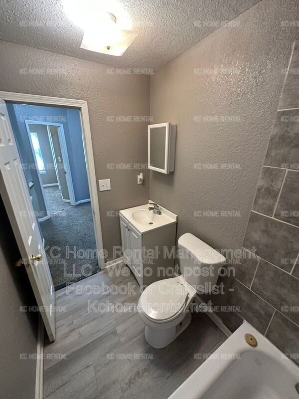 Building Photo - 4221 E 60 Terrace