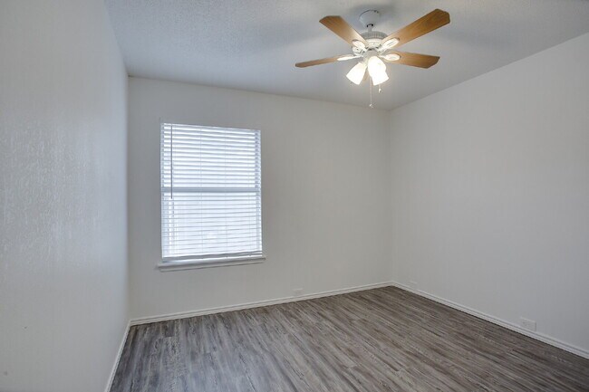 Building Photo - Freshly Updated 3/2/2 in Cooper!