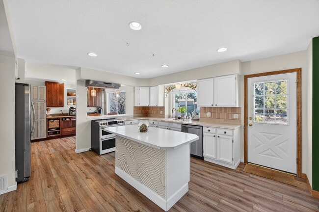 Building Photo - Available Immediately! Beautiful home in the Fairfax and Briargate neighborhood!