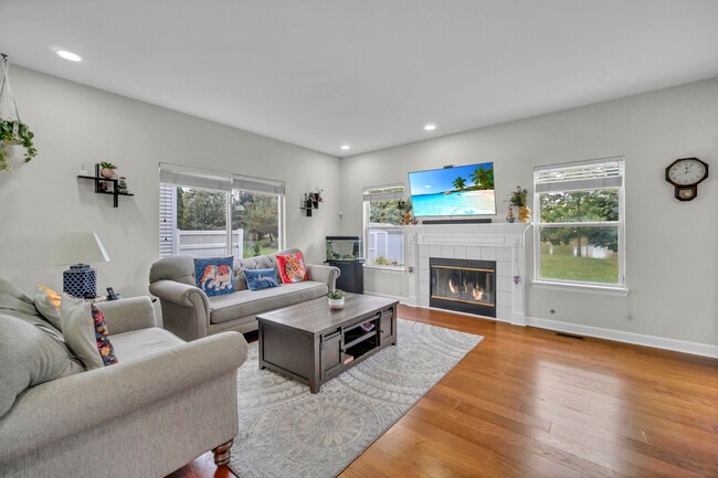 Building Photo - 898 Lakestone Ln