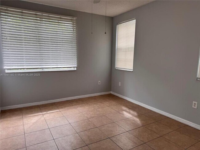 Building Photo - 3 bedroom in Miramar FL 33025