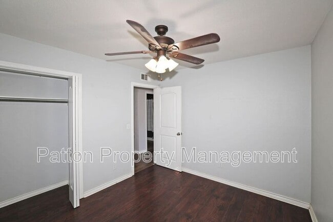 Building Photo - 5207 S Travis St
