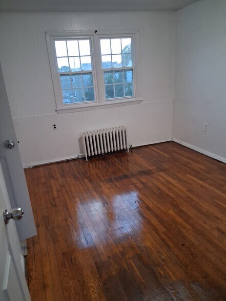 Building Photo - 825 Pond St