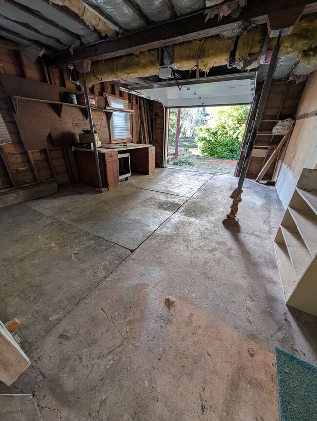 Building Photo - Available Now in Navy Yard City! New Floors & Paint! Tons of Space & Storage.