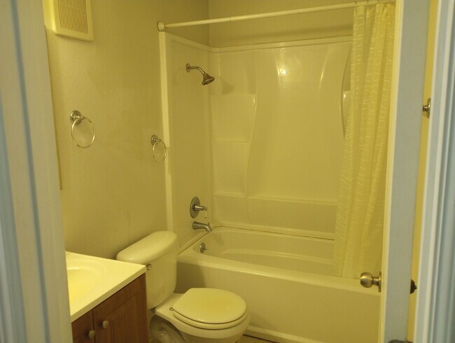 Building Photo - Cherry Creek Schools, 2 bed, 1 bath, 900 s...